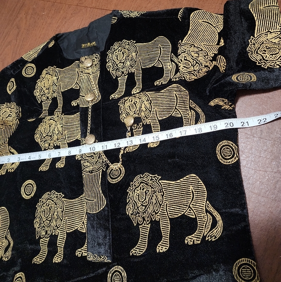 Seyimark Elegant Black and Gold Lion Print Men's Top - Picture 5 of 12